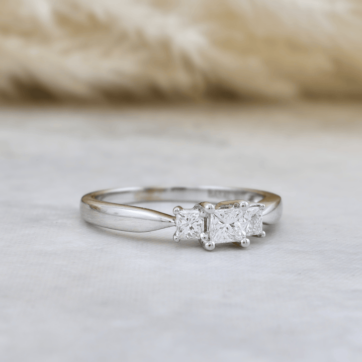 Bague Diamants Princesse 0.50ctw Mathieu Blanchard Bagues Bagues à 3 diamants princesse naturel 0,50ctw | Mathieu Blanchard Mathieu Blanchard Joaillerie