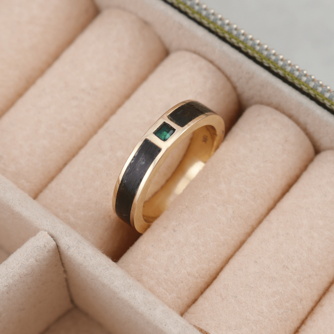 Bague Émeraude en bois Mathieu Blanchard Bagues Alliance unique en bois d'ébène, or 18K et émeraude | Mathieu Blanchard Mathieu Blanchard Joaillerie