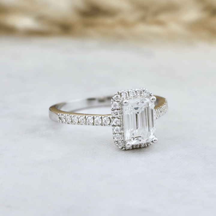 Bague Émeraude ou et moissanites Mathieu Blanchard Bague de fiançailles Halo Moissanite Émeraude | Mathieu Blanchard Mathieu Blanchard Joaillerie
