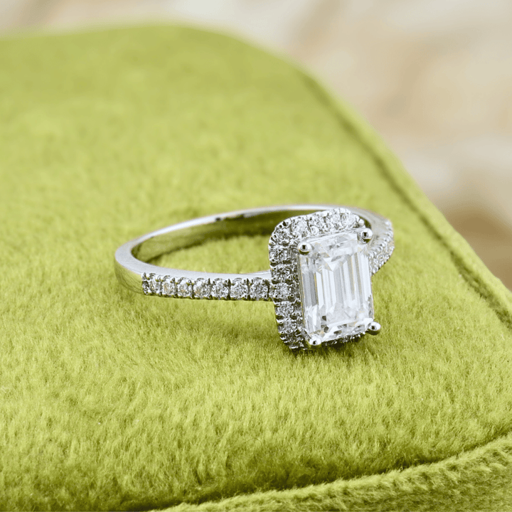 Bague Émeraude ou et moissanites Mathieu Blanchard Bague de fiançailles Halo Moissanite Émeraude | Mathieu Blanchard Mathieu Blanchard Joaillerie
