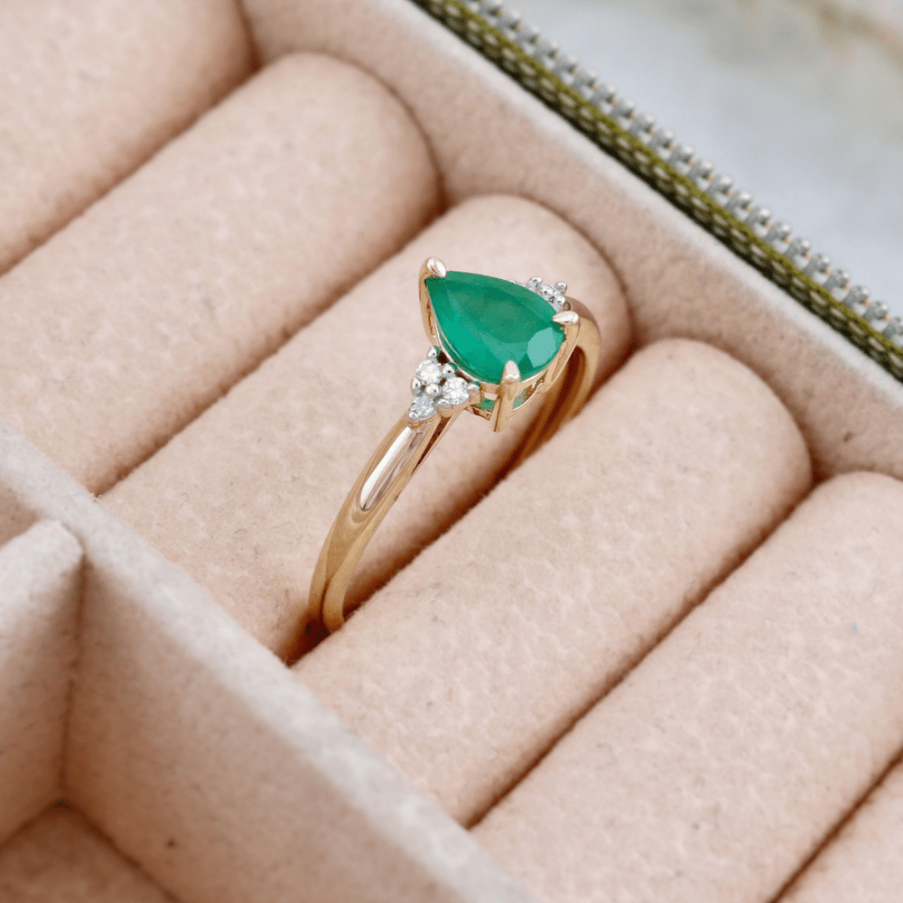 - Bagues Bague en or 10K, diamants et émeraude