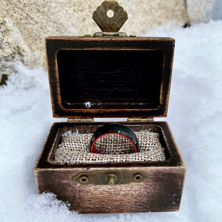 Roadtripmadewood Bagues Bague en tungstène et bois d'érable infusé rouge