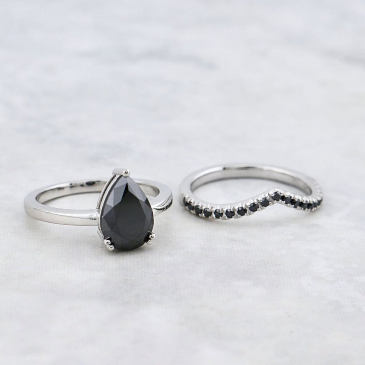 Bague ensemble d’alliances moissanites noires Mathieu Blanchard Ensemble d’alliances sur mesure avec moissanite noire poire - 2ct Mathieu Blanchard Joaillerie
