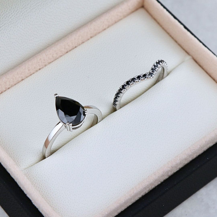 Bague ensemble d’alliances moissanites noires Mathieu Blanchard Ensemble d’alliances sur mesure avec moissanite noire poire - 2ct Mathieu Blanchard Joaillerie