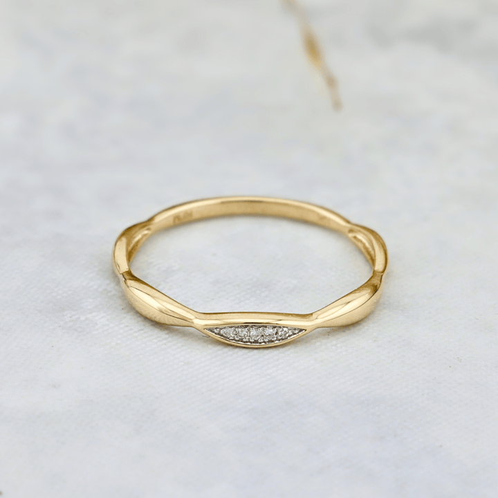 Bague et diamants en or jaune 10K - Bagues Bague minimaliste en or jaune 10K et diamants | Mathieu Blanchard Mathieu Blanchard Joaillerie