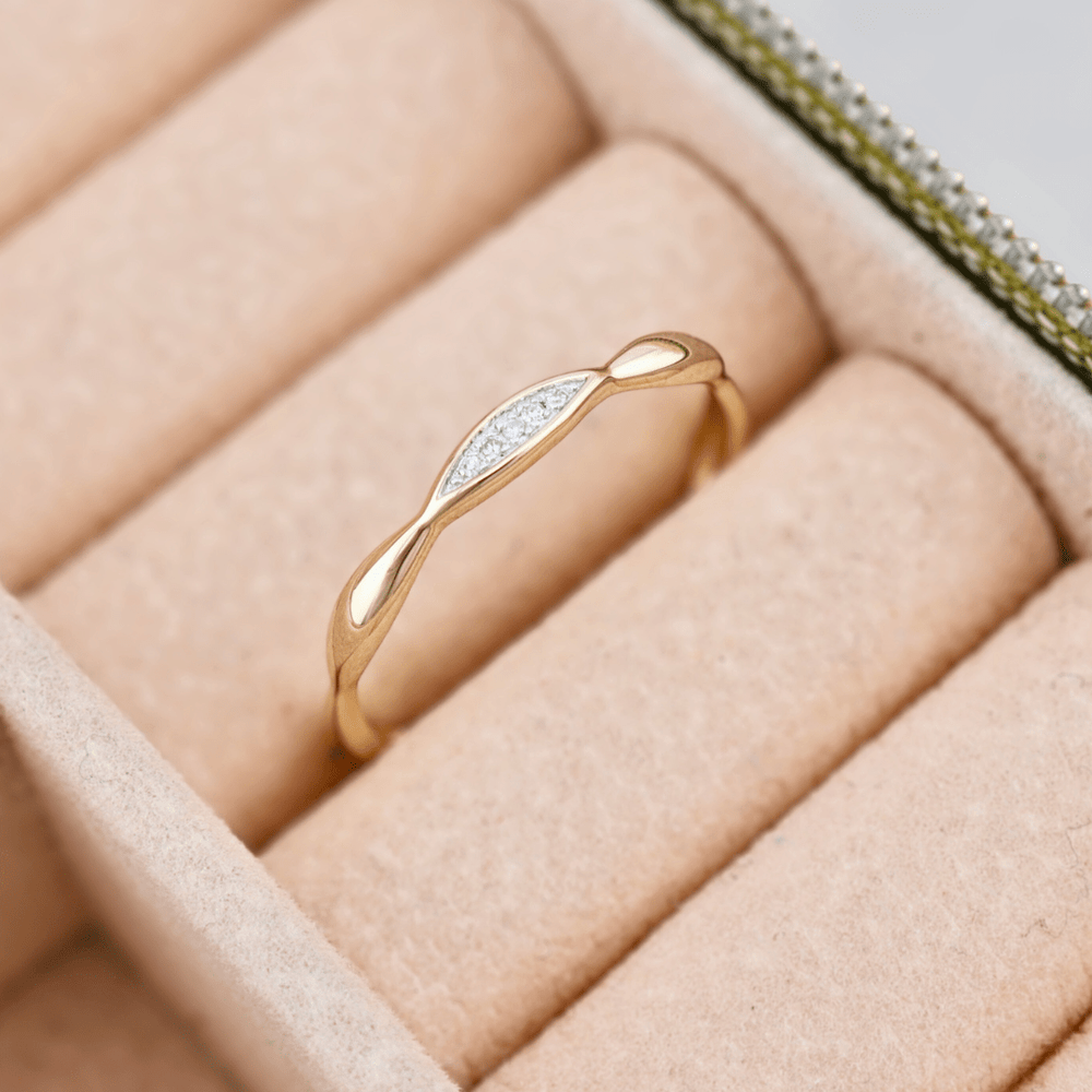 Bague et diamants en or jaune 10K - Bagues Bague minimaliste en or jaune 10K et diamants | Mathieu Blanchard Mathieu Blanchard Joaillerie