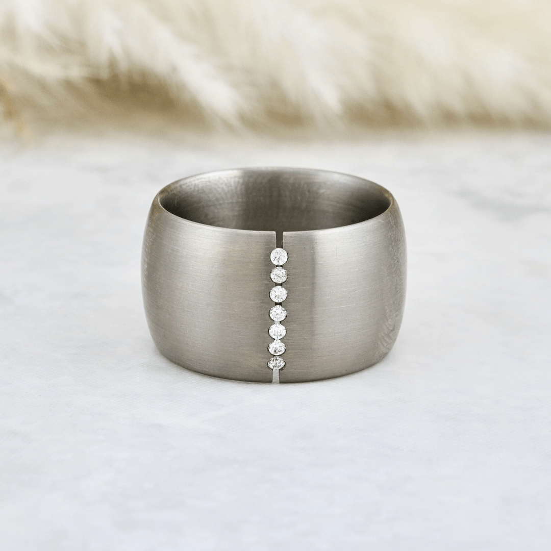 Bague, et diamants en titane Christine Dwane Bague large en titane et diamants 0,7 ctw | Christine Dwane x Mathieu Blanchard Joailliers Mathieu Blanchard Joaillerie