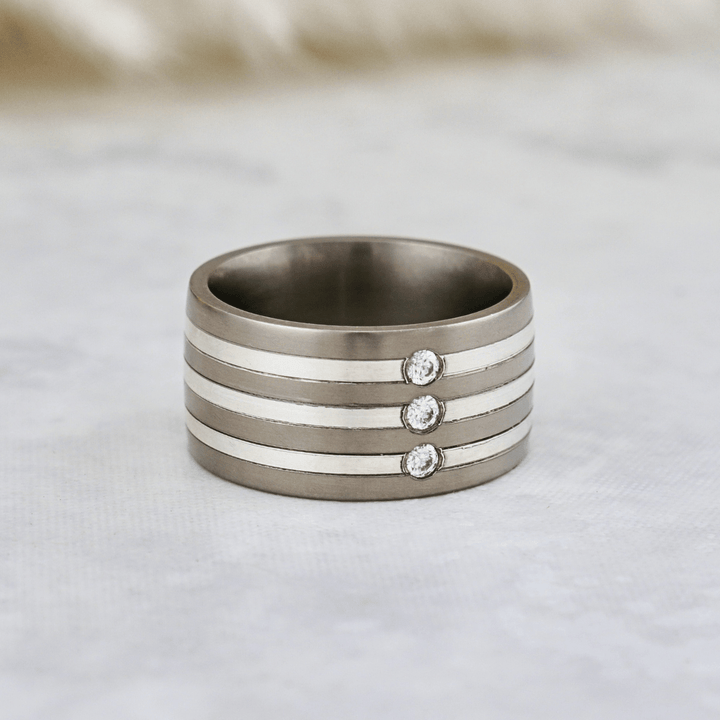 Bague, et diamants en titane Christine Dwane Jonc en argent, titane et diamants 0,09 ctw | Christine Dwane x Mathieu Blanchard Joailliers Mathieu Blanchard Joaillerie