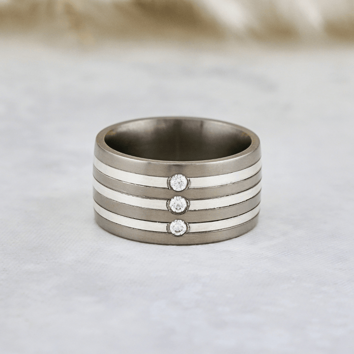 Bague, et diamants en titane Christine Dwane Jonc en argent, titane et diamants 0,09 ctw | Christine Dwane x Mathieu Blanchard Joailliers Mathieu Blanchard Joaillerie