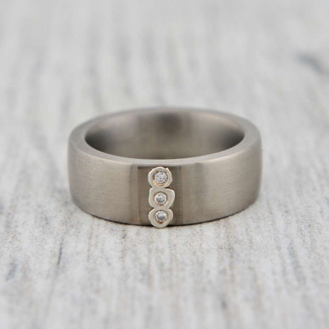 Bague, et diamants en titane Christine Dwane Jonc en argent fin .999, titane et diamants | Christine Dwane x Mathieu Blanchard Joailliers Mathieu Blanchard Joaillerie