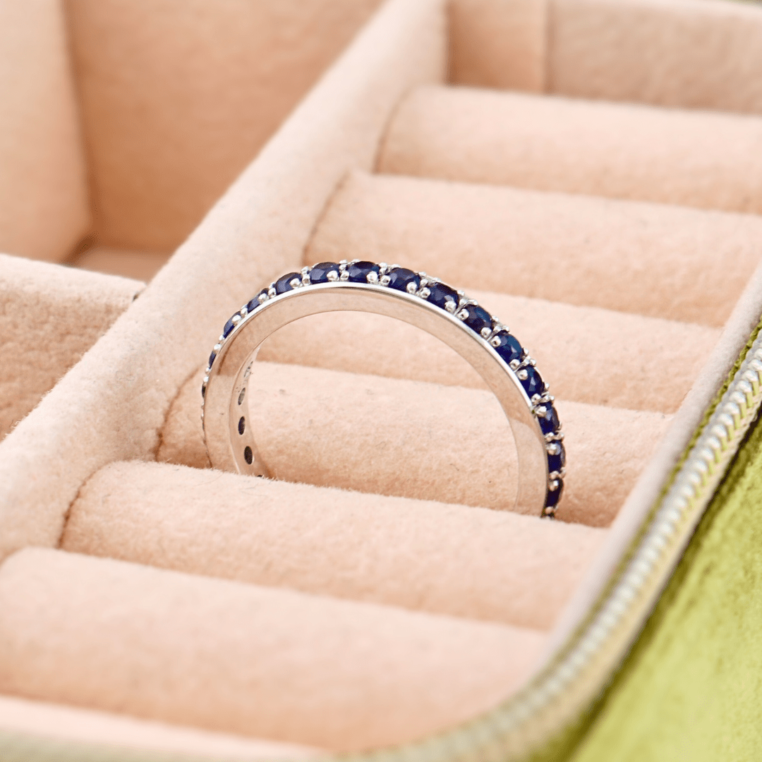 Bague Éternité et saphirs Mathieu Blanchard Bagues Jonc Éternité en or 14K - 18K ou platine et saphirs bleus | Mathieu Blanchard Joaillerie Mathieu Blanchard Joaillerie