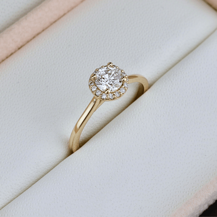Bague Halo Classique et diamants 0,6 ctw Mathieu Blanchard Bagues Bagues de fiançailles modernes Halo Diamant rond 0,60 ctw | Mathieu Blanchard Mathieu Blanchard Joaillerie