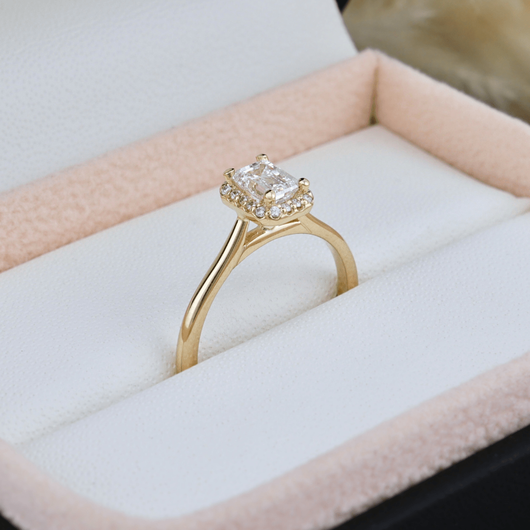 Bague Halo Émeraude et diamants 0,6 ctw Mathieu Blanchard Bagues Bagues de fiançailles modernes Halo Diamant Émeraude 0,60 ctw | Mathieu Blanchard Mathieu Blanchard Joaillerie