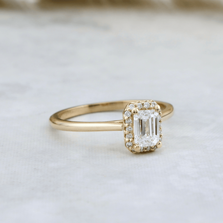 Bague Halo Émeraude et diamants 0,6 ctw Mathieu Blanchard Bagues Bagues de fiançailles modernes Halo Diamant Émeraude 0,60 ctw | Mathieu Blanchard Mathieu Blanchard Joaillerie