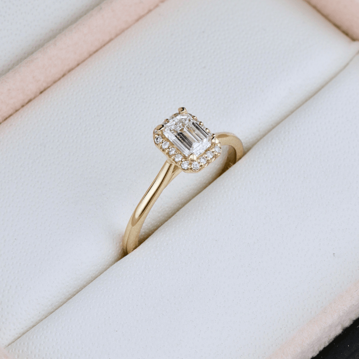 Bague Halo Émeraude et diamants 0,6 ctw Mathieu Blanchard Bagues Bagues de fiançailles modernes Halo Diamant Émeraude 0,60 ctw | Mathieu Blanchard Mathieu Blanchard Joaillerie