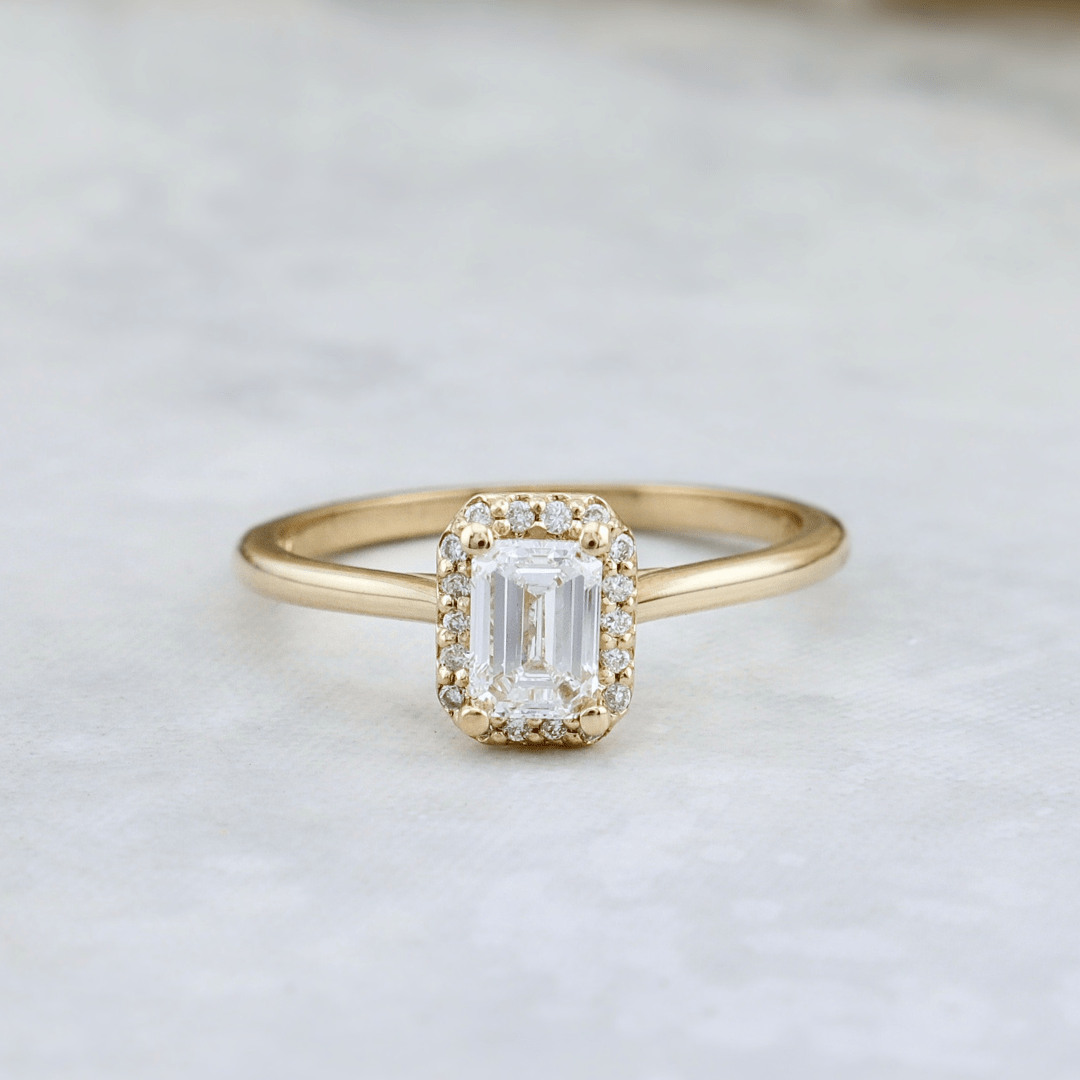 Bague Halo Émeraude et diamants 0,6 ctw Mathieu Blanchard Bagues Bagues de fiançailles modernes Halo Diamant Émeraude 0,60 ctw | Mathieu Blanchard Mathieu Blanchard Joaillerie