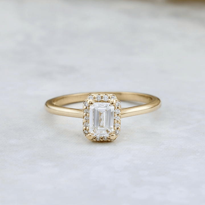 Bague Halo Émeraude et diamants 0,6 ctw Mathieu Blanchard Bagues Bagues de fiançailles modernes Halo Diamant Émeraude 0,60 ctw | Mathieu Blanchard Mathieu Blanchard Joaillerie