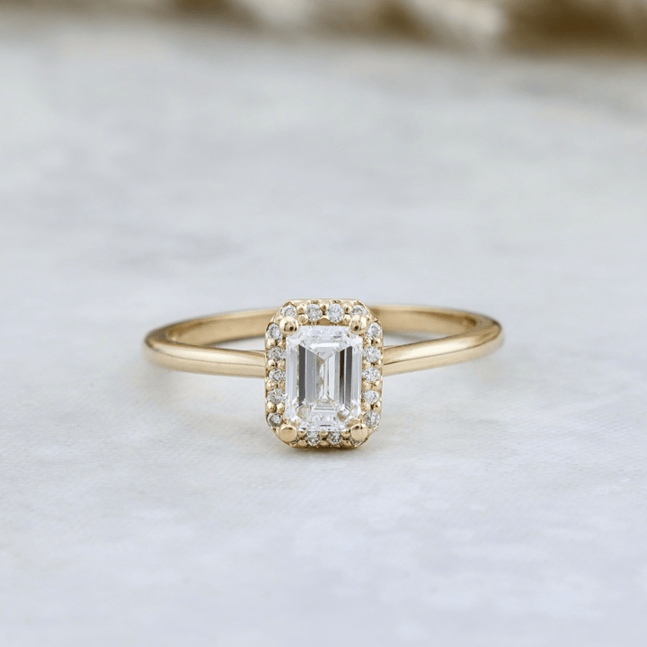 Bague Halo Émeraude et diamants 0,6 ctw Mathieu Blanchard Bagues Bagues de fiançailles modernes Halo Diamant Émeraude 0,60 ctw | Mathieu Blanchard Mathieu Blanchard Joaillerie