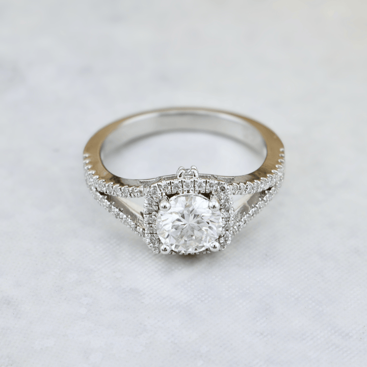 Bague Halo ou et moissanites Mathieu Blanchard Bague en Argent Sterling et Moissanites – Halo Éclatant | Mathieu Blanchard Joaillerie Mathieu Blanchard Joaillerie
