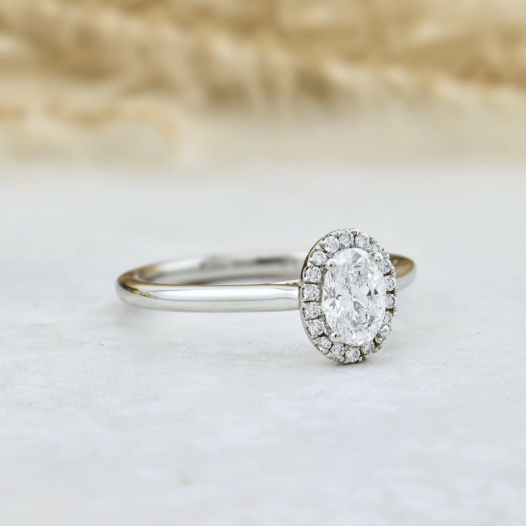 Bague Halo Oval et diamants 0,6 ctw Mathieu Blanchard Bagues Bagues de fiançailles modernes Halo Diamant Émeraude 0,60 ctw | Mathieu Blanchard Mathieu Blanchard Joaillerie