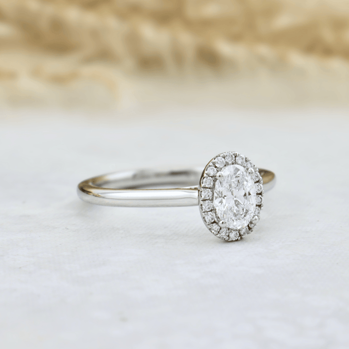 Bague Halo Oval et diamants 0,6 ctw Mathieu Blanchard Bagues Bagues de fiançailles modernes Halo Diamant Émeraude 0,60 ctw | Mathieu Blanchard Mathieu Blanchard Joaillerie