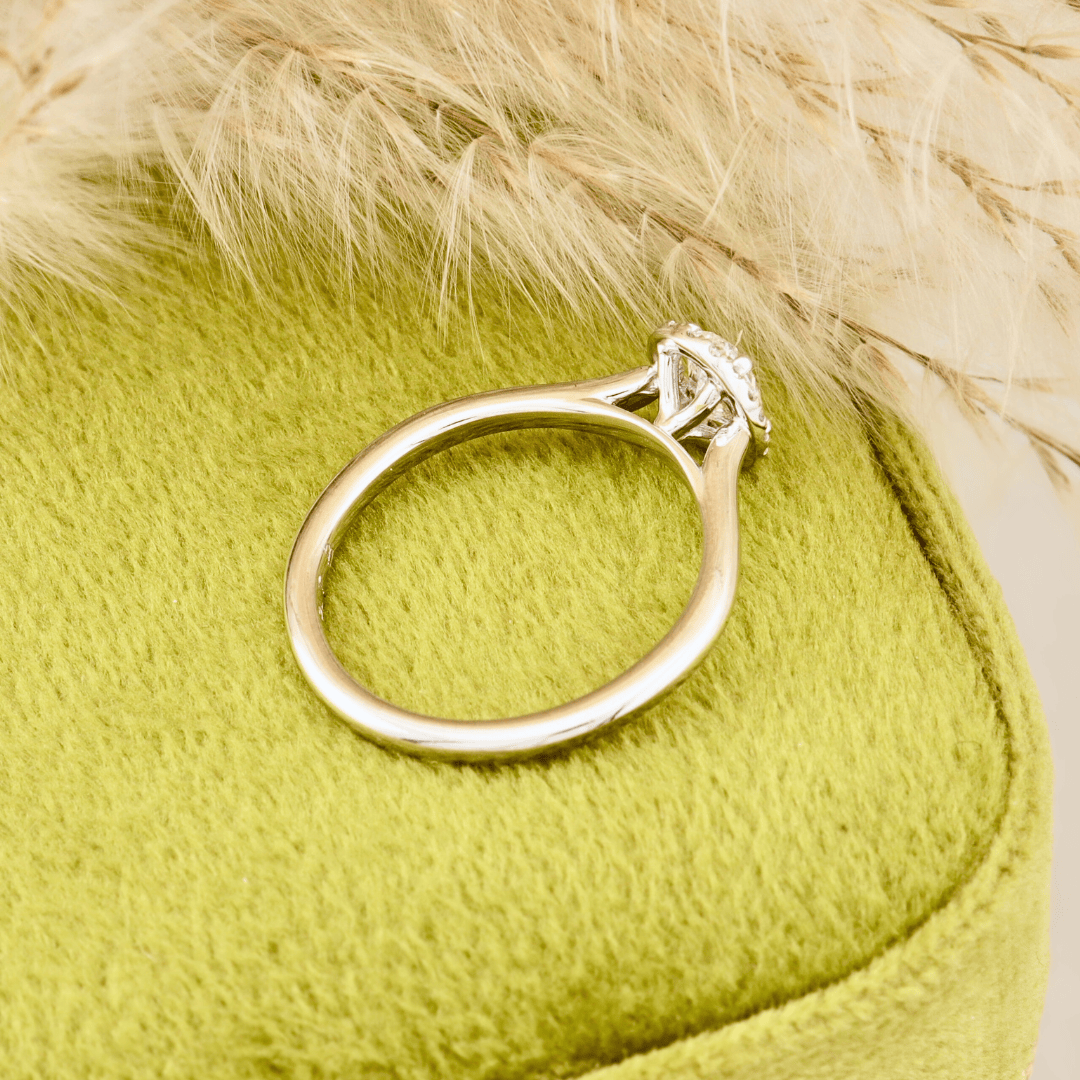 Bague Halo Oval et diamants 0,6 ctw Mathieu Blanchard Bagues Bagues de fiançailles modernes Halo Diamant Émeraude 0,60 ctw | Mathieu Blanchard Mathieu Blanchard Joaillerie