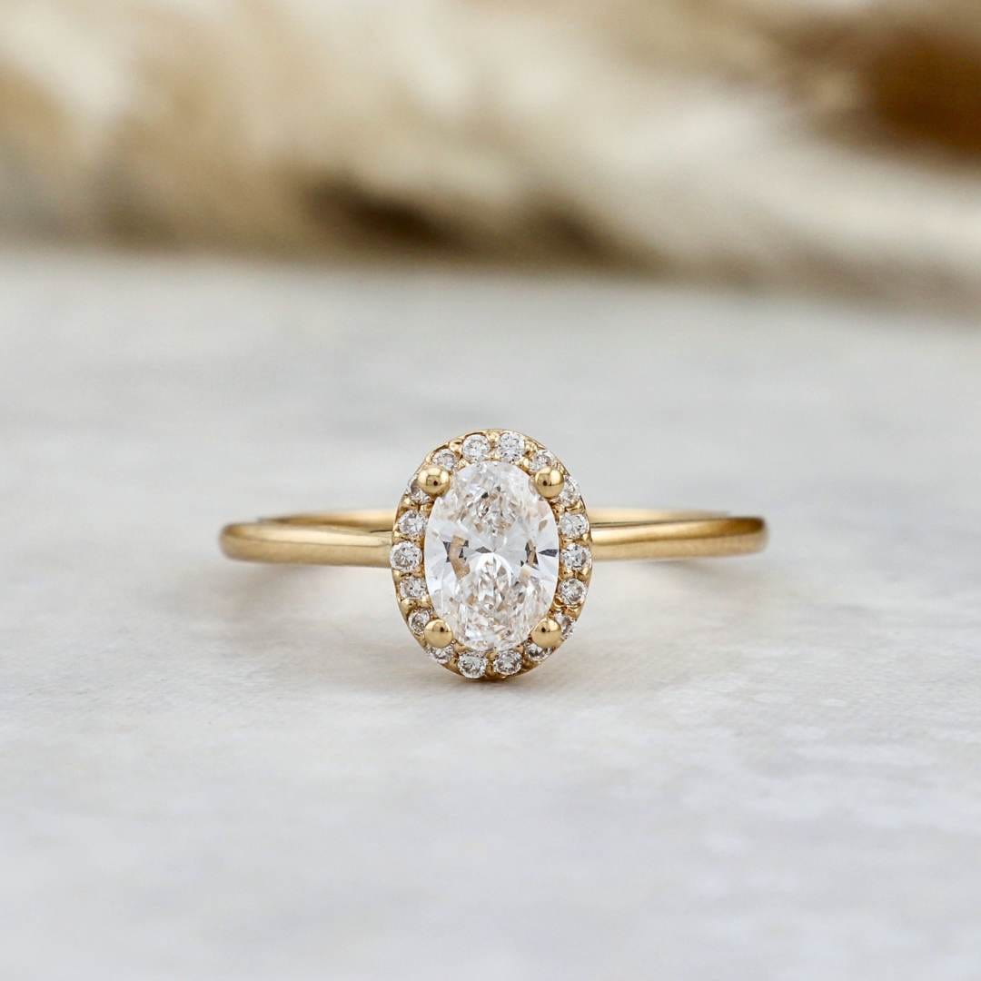 Bague Halo Oval et diamants 0,6 ctw Mathieu Blanchard Bagues Bagues de fiançailles modernes Halo Diamant Émeraude 0,60 ctw | Mathieu Blanchard Mathieu Blanchard Joaillerie
