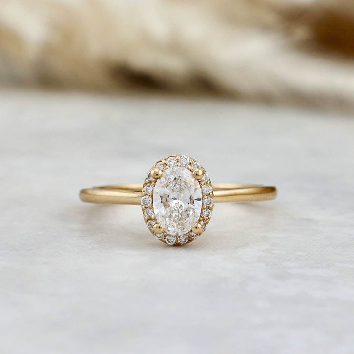Bague Halo Oval et diamants 0,6 ctw Mathieu Blanchard Bagues Bagues de fiançailles modernes Halo Diamant Émeraude 0,60 ctw | Mathieu Blanchard Mathieu Blanchard Joaillerie