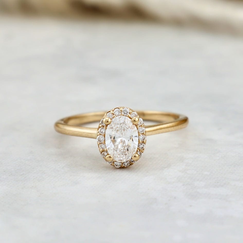 Bague Halo Oval et diamants 0,6 ctw Mathieu Blanchard Bagues Bagues de fiançailles modernes Halo Diamant Émeraude 0,60 ctw | Mathieu Blanchard Mathieu Blanchard Joaillerie