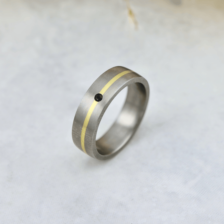 Bague Horizon Saphir en titane et or vert 20K Christine Dwane Jonc sur mesure en or 20K, titane et saphir noir | Mathieu Blanchard Mathieu Blanchard Joaillerie