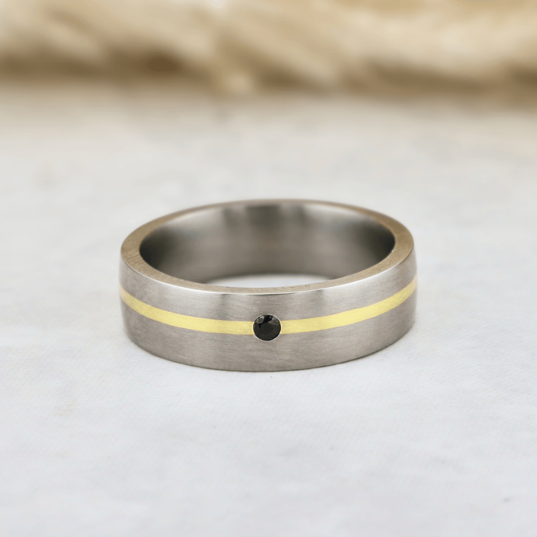 Bague Horizon Saphir en titane et or vert 20K Christine Dwane Jonc sur mesure en or 20K, titane et saphir noir | Mathieu Blanchard Mathieu Blanchard Joaillerie