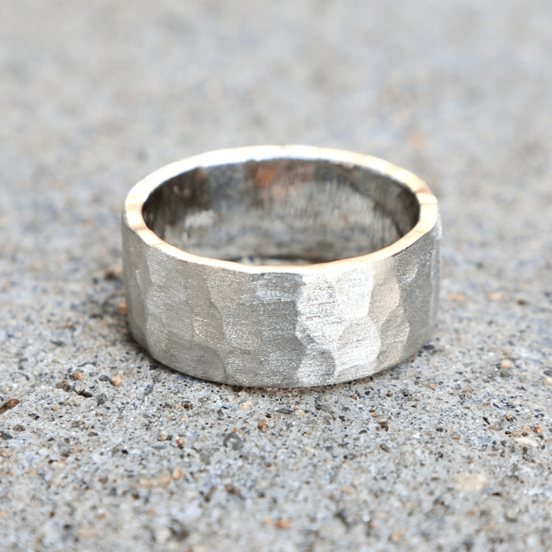 Bague jonc martelée brossée Mathieu Blanchard Jonc en platine martelé et brossé  | Mathieu Blanchard Mathieu Blanchard Joaillerie