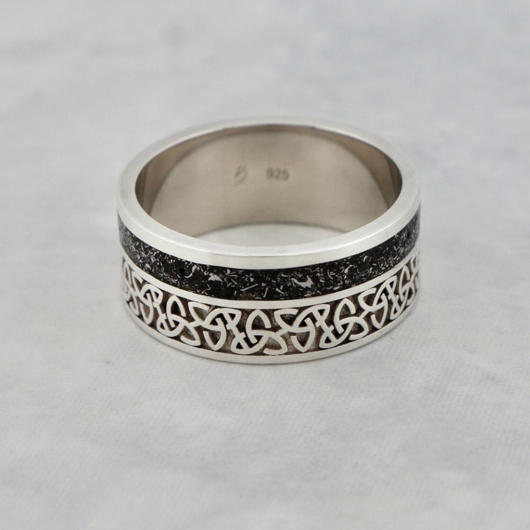 Bague jonc Météorite Celtique Mathieu Blanchard Bague motif celtique et météorite Gibeon | Mathieu Blanchard Mathieu Blanchard Joaillerie
