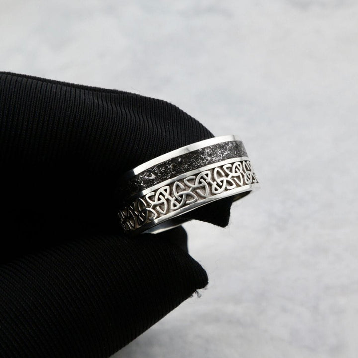 Bague jonc Météorite Celtique Mathieu Blanchard Bague motif celtique et météorite Gibeon | Mathieu Blanchard Mathieu Blanchard Joaillerie