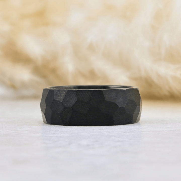 Bague martelée facetté en tungstène Roadtripmadewood Bagues Bague facetté en tungstène noir | Mathieu Blanchard® Mathieu Blanchard Joaillerie