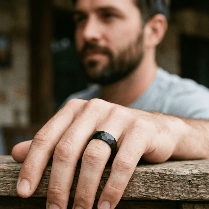 Bague martelée facetté en tungstène Roadtripmadewood Bagues Bague facetté en tungstène noir | Mathieu Blanchard® Mathieu Blanchard Joaillerie