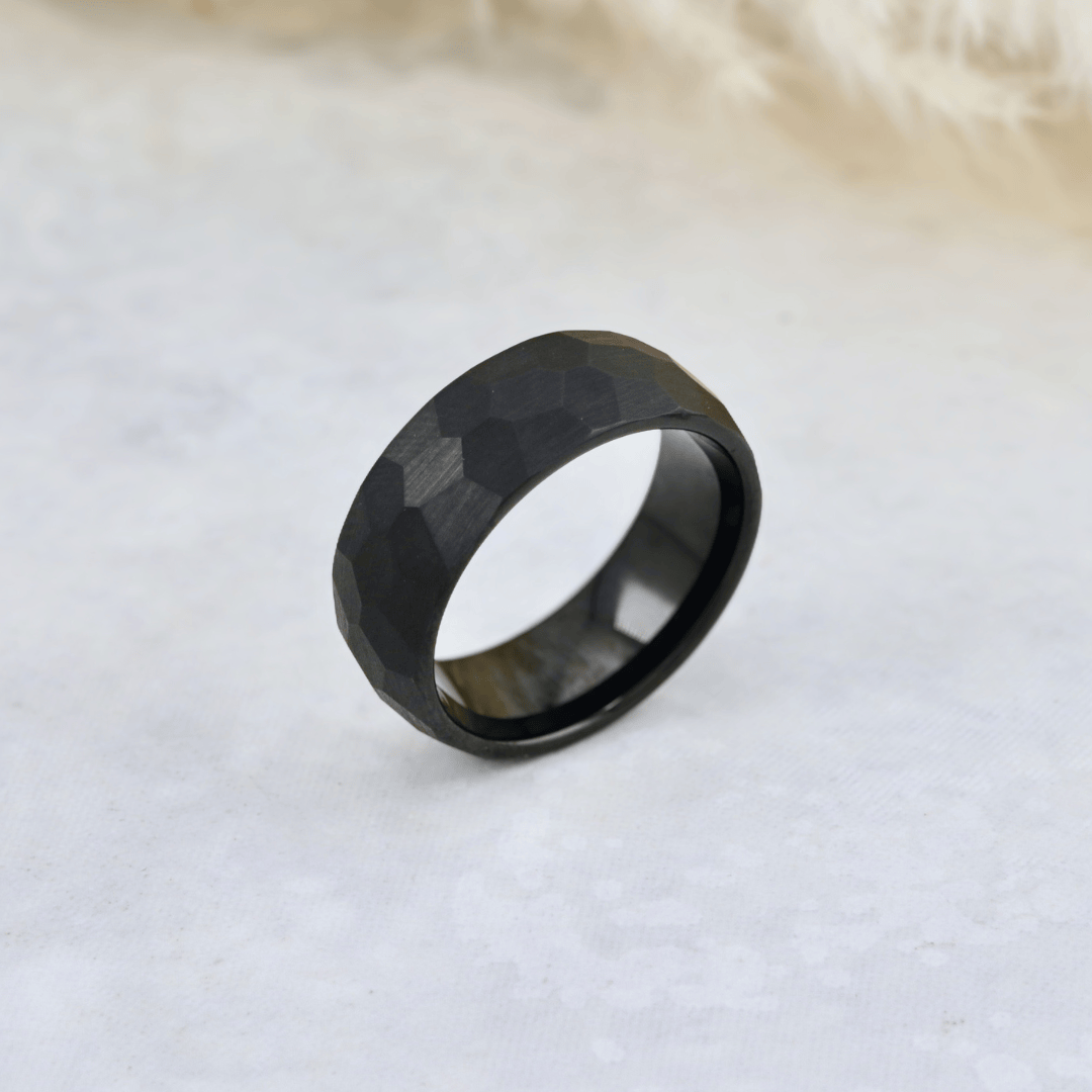 Bague martelée facetté en tungstène Roadtripmadewood Bagues Bague facetté en tungstène noir | Mathieu Blanchard® Mathieu Blanchard Joaillerie