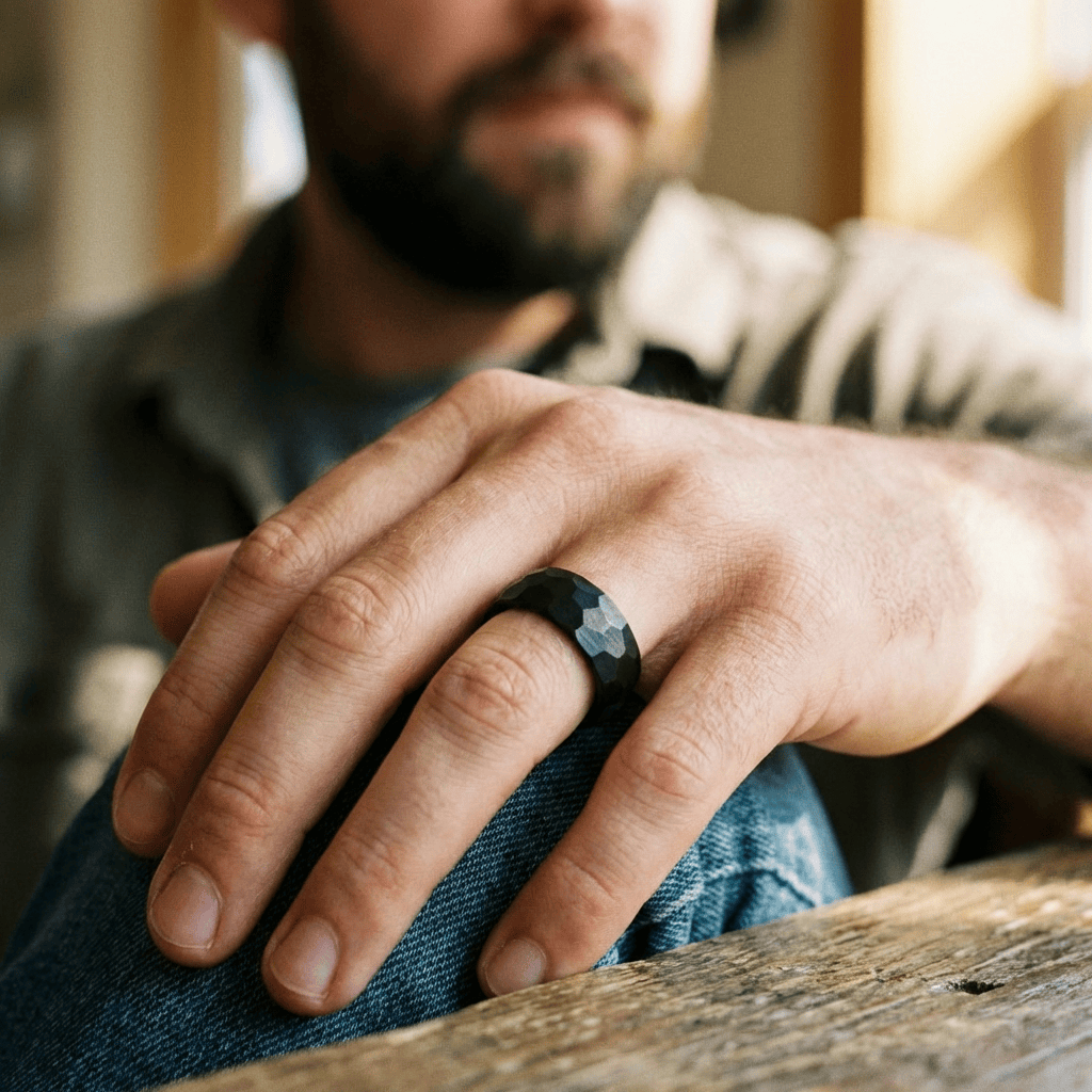 Bague martelée facetté en tungstène Roadtripmadewood Bagues Bague facetté en tungstène noir | Mathieu Blanchard® Mathieu Blanchard Joaillerie