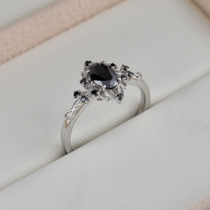Bague Moissanites noires Mathieu Blanchard Bague de Fiançailles Florale en moissanites noires | Mathieu Blanchard Mathieu Blanchard Joaillerie