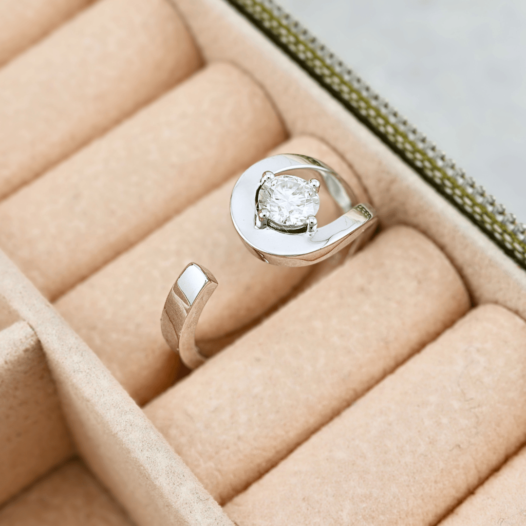 Mathieu Blanchard Bague Naïa en argent sterling et moissanite