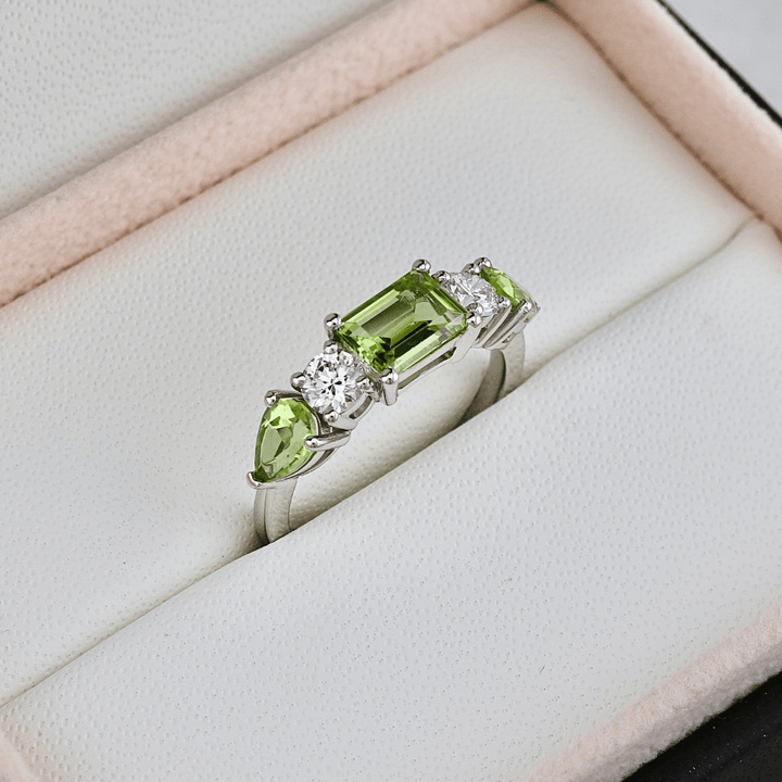 Bague, péridots et diamants Mathieu Blanchard Bague sur mesure avec péridots et diamants | Mathieu Blanchard Mathieu Blanchard Joaillerie