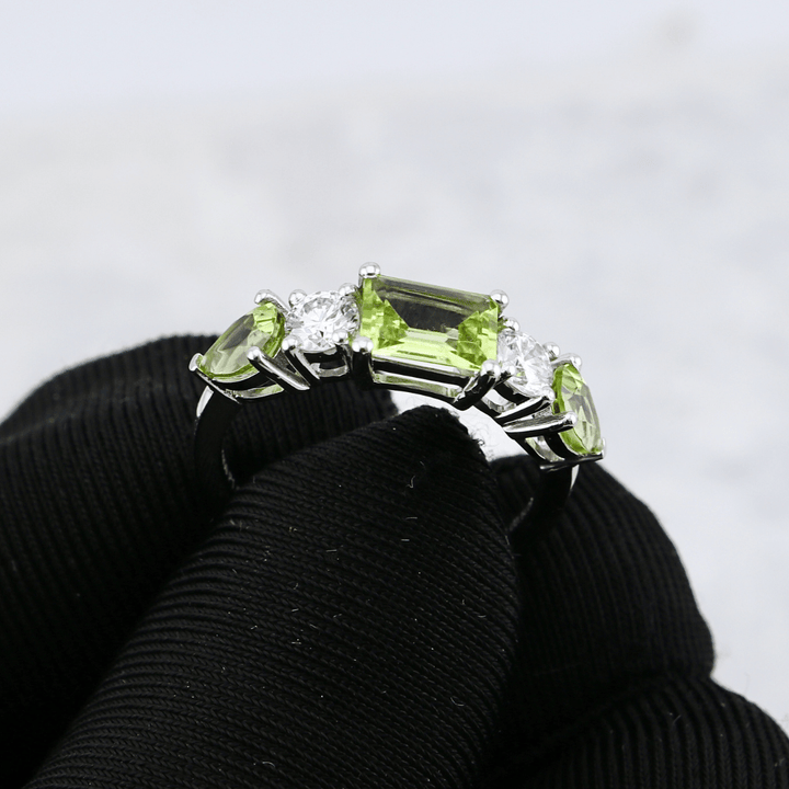 Bague, péridots et diamants Mathieu Blanchard Bague sur mesure avec péridots et diamants | Mathieu Blanchard Mathieu Blanchard Joaillerie
