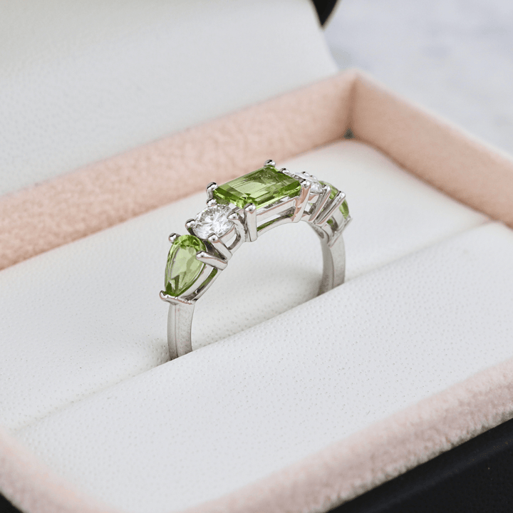 Bague, péridots et diamants Mathieu Blanchard Bague sur mesure avec péridots et diamants | Mathieu Blanchard Mathieu Blanchard Joaillerie