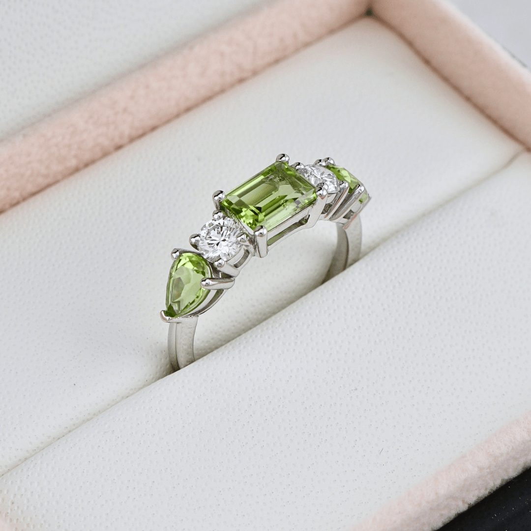 Bague, péridots et diamants Mathieu Blanchard Bague sur mesure avec péridots et diamants | Mathieu Blanchard Mathieu Blanchard Joaillerie