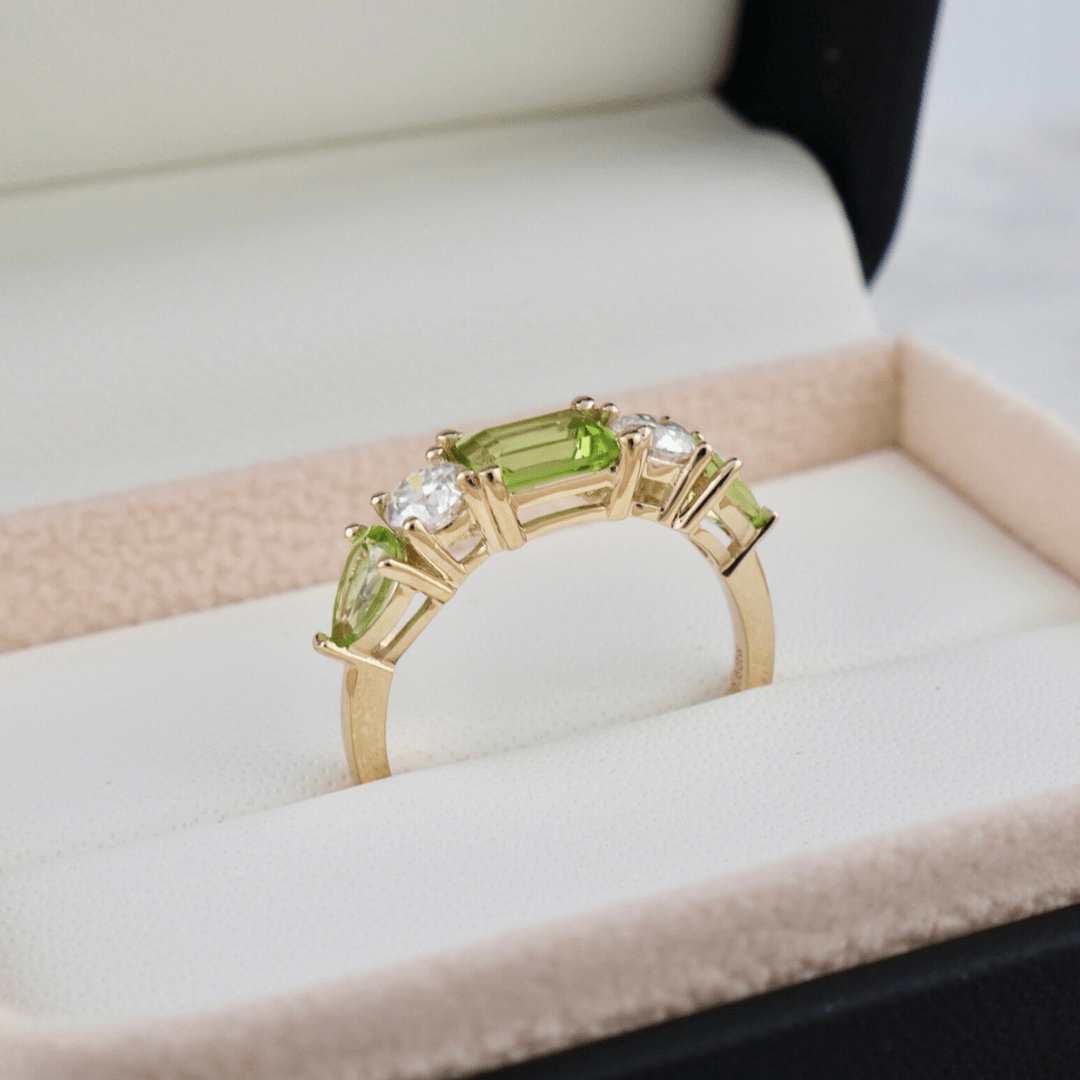 Bague, péridots et diamants Mathieu Blanchard Bague sur mesure avec péridots et diamants | Mathieu Blanchard Mathieu Blanchard Joaillerie
