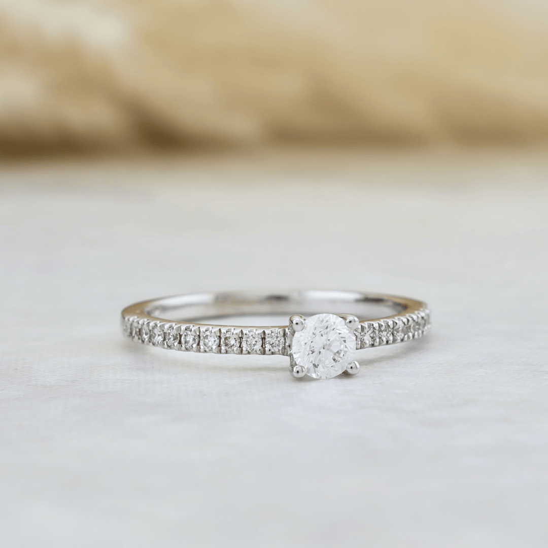 Bague Rebecca Diamants 0.39ctw Mathieu Blanchard Bagues Solitaire diamant avec pavé 0,39ctw  – Joaillerie sur mesure | Mathieu Blanchard Mathieu Blanchard Joaillerie