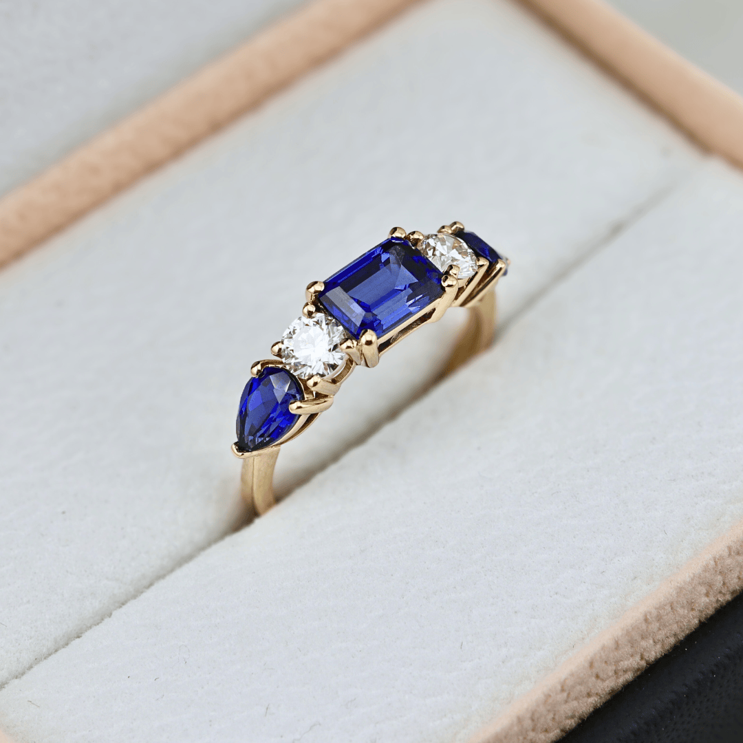 Bague, saphirs et diamants Mathieu Blanchard Bague saphir taille émeraude &amp; diamants | Mathieu Blanchard Joaillerie Mathieu Blanchard Joaillerie