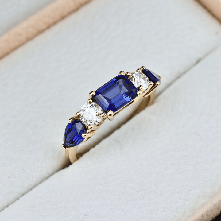 Bague, saphirs et diamants Mathieu Blanchard Bague saphir taille émeraude &amp; diamants | Mathieu Blanchard Joaillerie Mathieu Blanchard Joaillerie