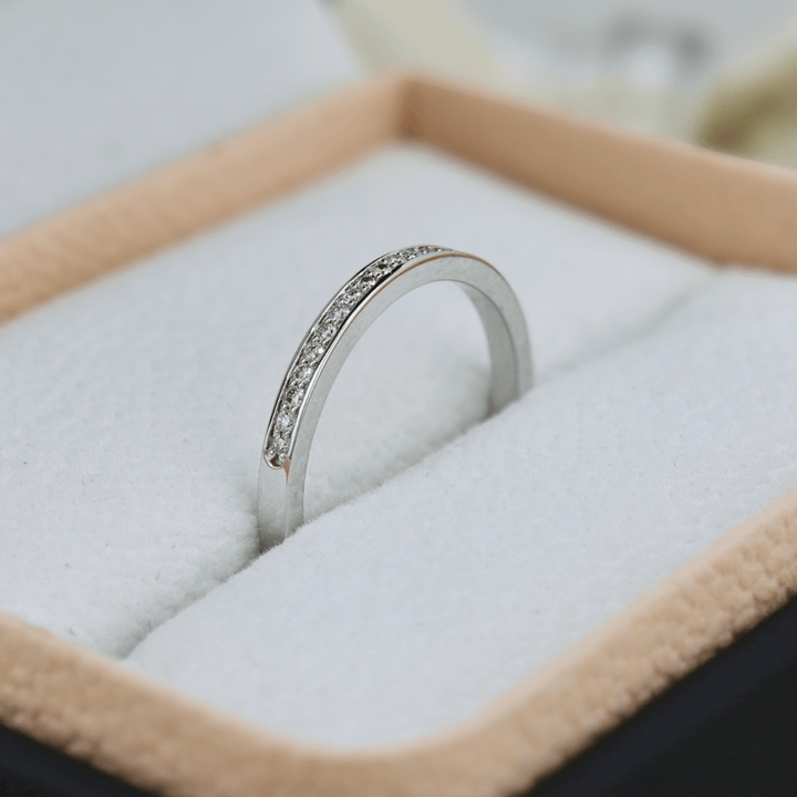 Bague Semi-éternité diamants 1mm Mathieu Blanchard Bagues Jonc de contour en or et diamants naturels 1 mm – Alliance femme | Mathieu Blanchard Joaillerie Mathieu Blanchard Joaillerie