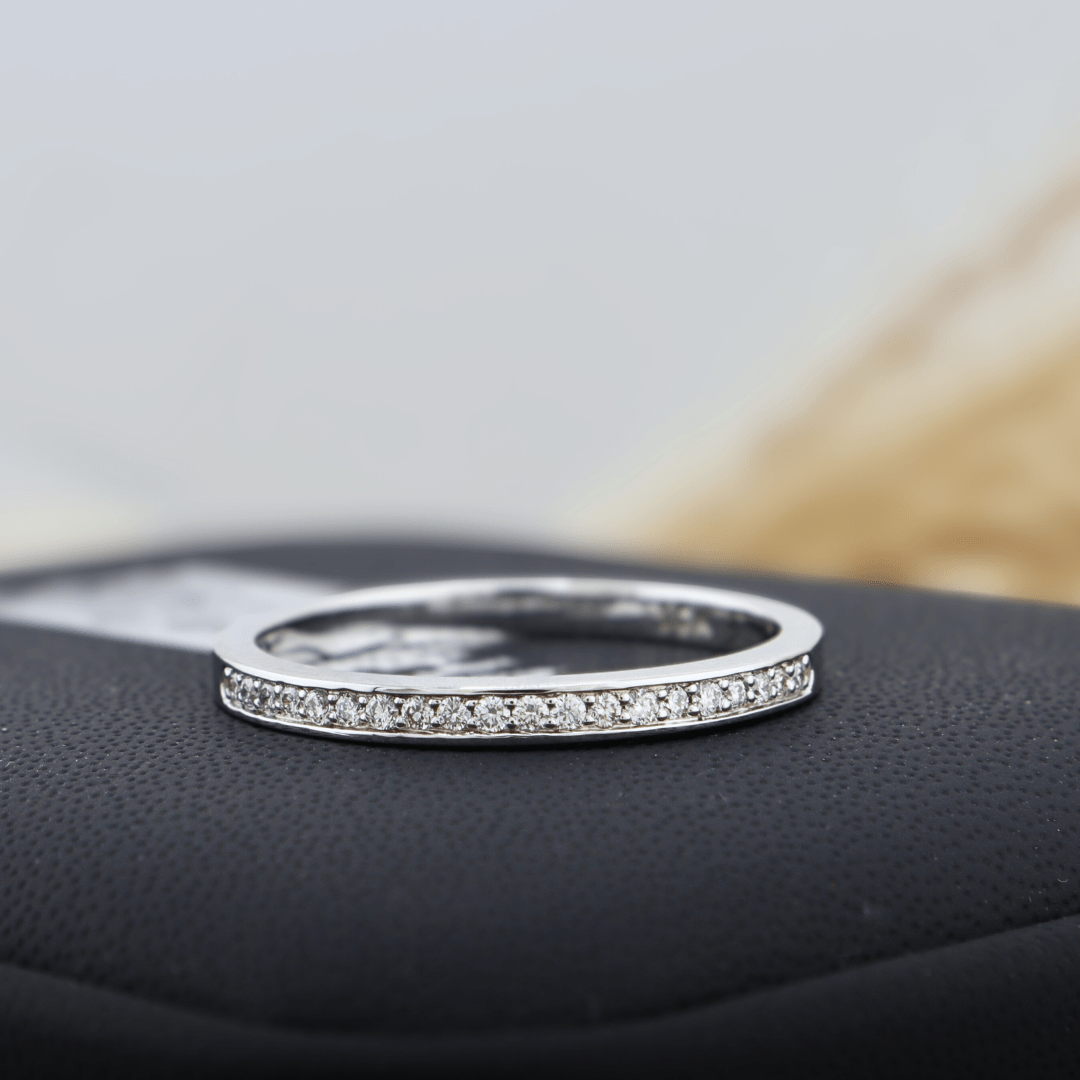 Bague Semi-éternité diamants 1mm Mathieu Blanchard Bagues Jonc de contour en or et diamants naturels 1 mm – Alliance femme | Mathieu Blanchard Joaillerie Mathieu Blanchard Joaillerie